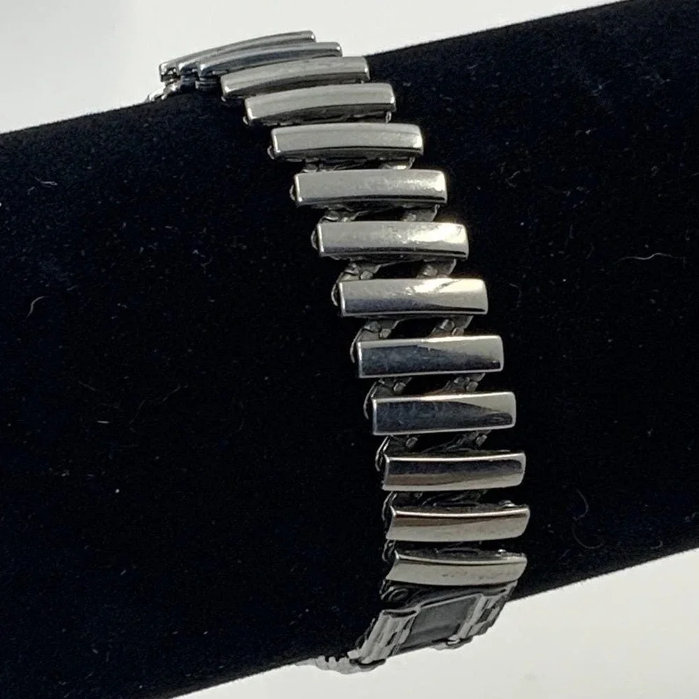 Vintage Timex Manual Wind Stainless Steel‎ Silver Cream Small Wristwatch
